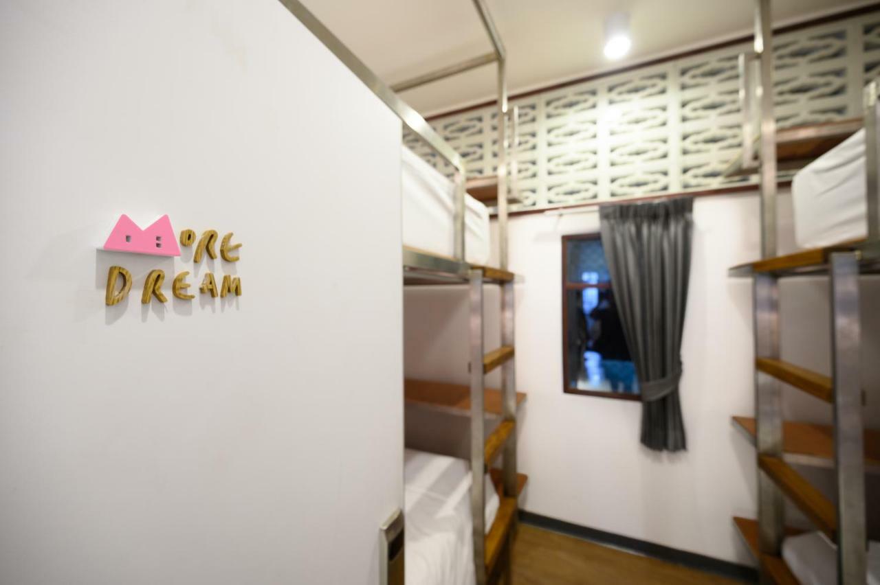 Rest Is More Hostel Bangkok Buitenkant foto